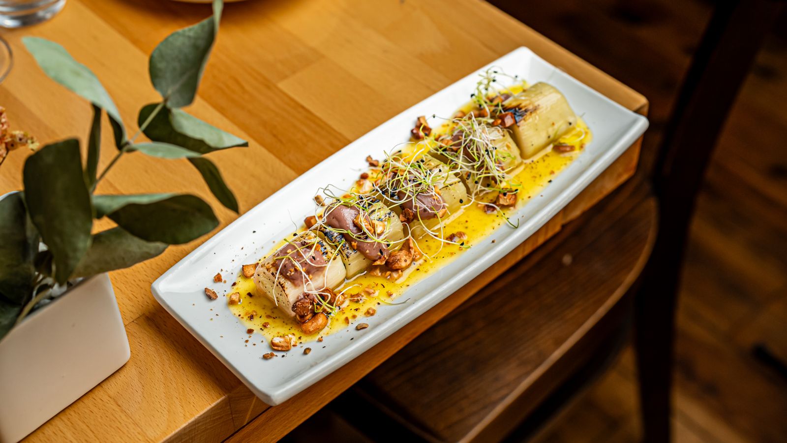 Mes de Vi Leek confit, orange vinaigrette, Kalamata olives emulsion & toasted cashew nuts