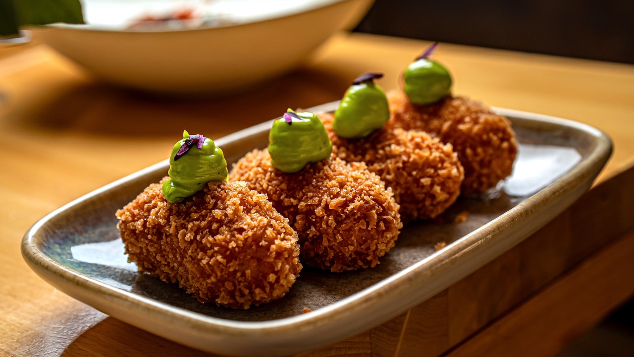Mes de Vi Dry tomato croquettes with basil cream