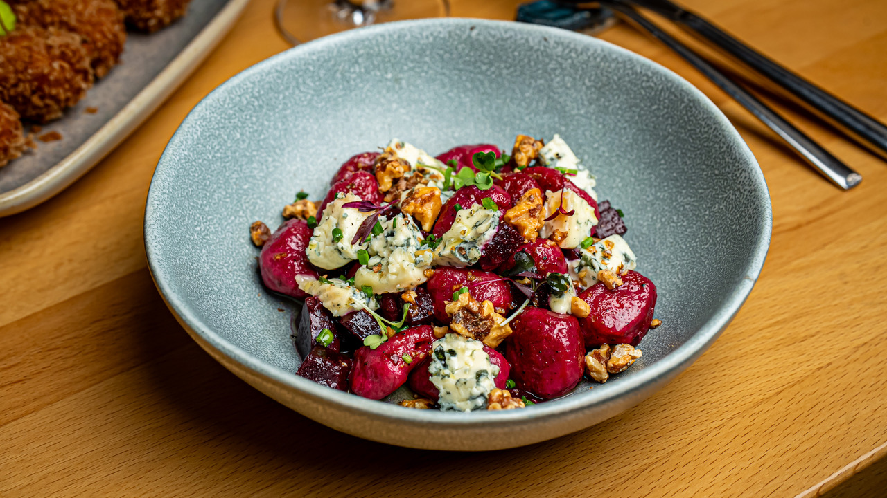 Mes de Beetroot gnocchis, blue cheese & nuts