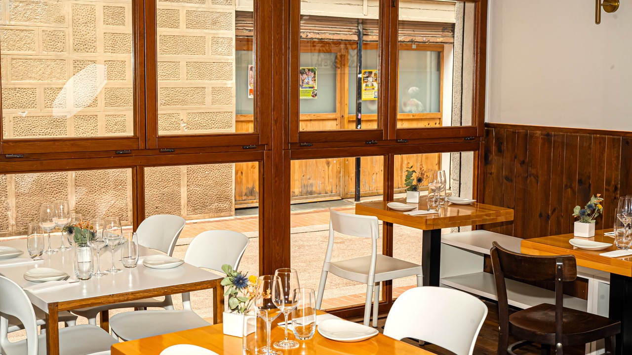 Interior view of Mes de Vi